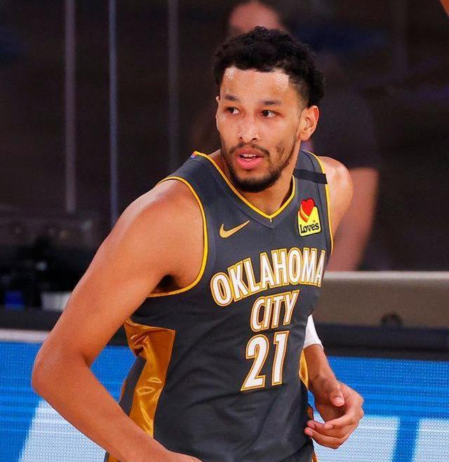 BOB体育平台法兰克福训练开放日，赛前官宣签约引欢呼，全明星赛在即，年轻球员得到机会的简单介绍